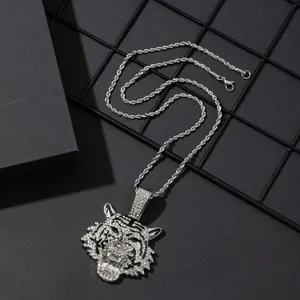 Collier hip hop pendentif tête de tigre avec strass et chaîne torsadée sur fond noir