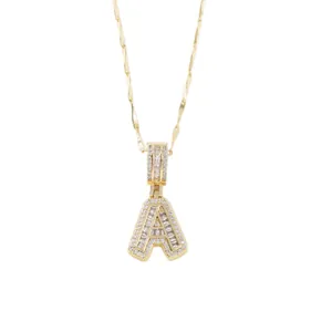Collier luxueux avec pendentif lettre A doré serti de zircons brillants sur chaîne