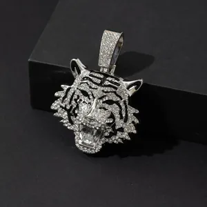 Détail du pendentif tête de tigre hip-hop serti de cristaux sur support géométrique noir