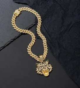 Détail macro du collier pendentif tigre doré avec incrustations de strass scintillants