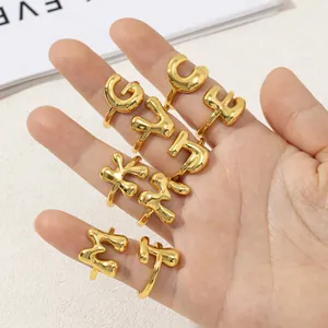Eleganti anelli con lettere 3D dorate lucide per un tocco di moda unico e personalizzato