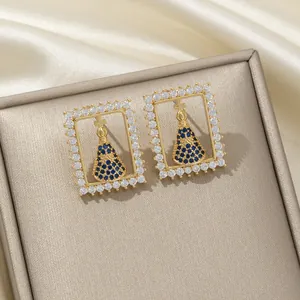 Boucles d'oreilles religieuses dorées avec halo en zircone et pierres bleues micro