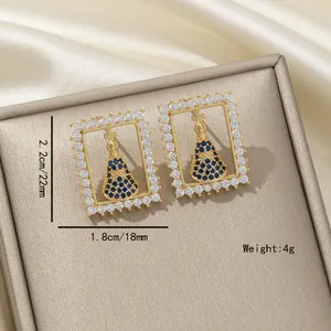 Détails de boucles d'oreilles rectangulaires dorées avec Notre-Dame d'Aparecida