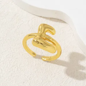 Primo piano di un anello regolabile minimalista in oro caldo con design geometrico lucido