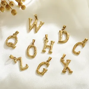 Gouden rvs letterhangers met reliëf textuur op een witte zijdeachtige achtergrond