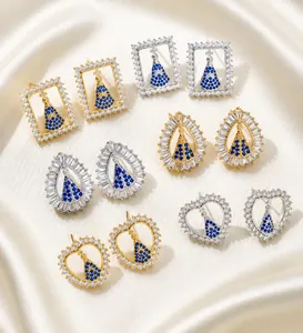 Parure de boucles d'oreilles religieuses avec icônes de la Vierge Marie et zircons