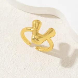 Anello aperto dorato minimalista con design astratto a sbuffo e finitura lucida