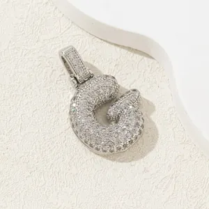Détail macro du pendentif lettre G bouffant avec oxydes de zirconium style hip hop