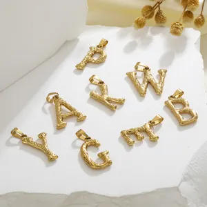 Gehamerde gouden roestvrijstalen letterhangers in een stijlvolle groepsopstelling