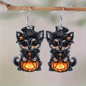 Detail van schattige zwarte puppy Halloween-oorbellen van acryl met pompoen en hoge hoed
