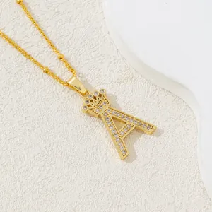 Collier avec pendentif lettre A à couronne dorée et zircons cubiques pavés étincelants