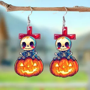 Detailopname van Halloween-oorbellen van acryl met een ontwerp van pompoen en schedel