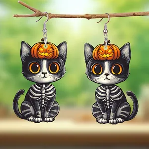 Macro detail van acryl Halloween oorbellen met cartoon zwarte kat en pompoen lantaarns