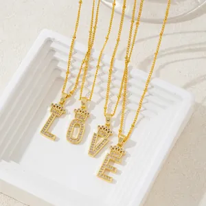 Pendentifs alphabet couronne dorés avec zircone cubique sur chaînes à billes fines