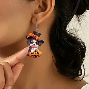 Halloween hond en pompoen acryl oorbellen gedragen door model voor feestelijke sieraden
