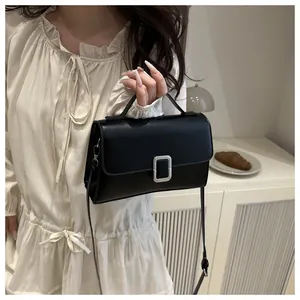 Sac à main carré minimaliste en cuir noir avec boucle argentée et bandoulière