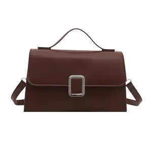 Sac bandoulière carré marron chocolat minimaliste avec grande boucle en métal argenté