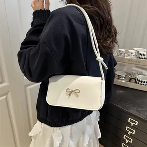 Elegante borsa sottobraccio in pelle PU bianca con fiocco dorato e tracolla annodata