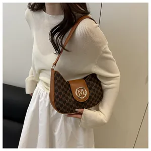 Sac hobo vintage marron avec imprimé lettre M et détail de fermoir en métal doré