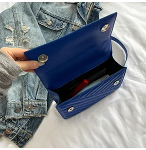 Detailansicht der blauen Steppledertasche mit Darstellung des Innenraum-Speicherplatzes