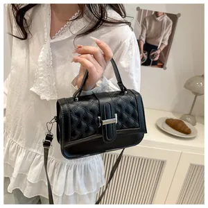 Détail du sac bandoulière matelassé noir avec fermoir en métal argenté et poignée