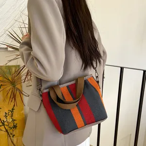 Sac cabas rayé rouge et orange pour femme avec bandoulière et anses tressées