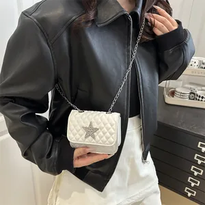 Mini sac bandoulière blanc matelassé avec étoile argentée et bandoulière en chaîne chic