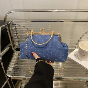Sac à Main Rétro en Denim Forme Coquillage Fermoir Kiss-lock Vintage Tissu Texturé Poignée Métal Sculpté Chaîne Dorée Bandoulière