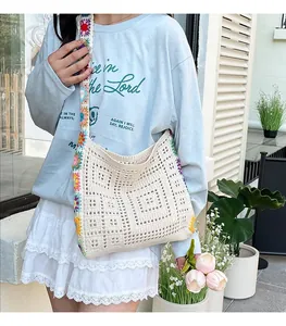 Détail du sac cabas au crochet avec accents floraux 3D colorés et motif ajouré
