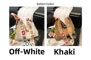 Détail de sacs fourre-tout au crochet faits main en blanc cassé et kaki avec anses florales