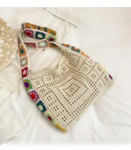 Détail du sac cabas bohème en maille ajourée avec motifs floraux au crochet
