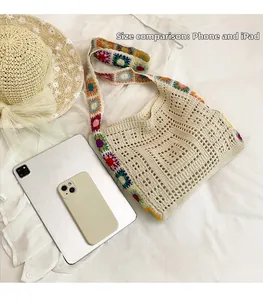 Détail du sac bohème en crochet avec fleurs de tournesol et comparatif de taille