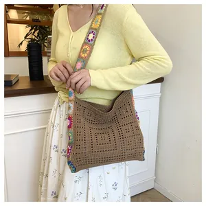 Détail du sac bandoulière marron au crochet avec bandoulière fleurie colorée