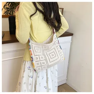 Détail du sac cabas au crochet avec broderies florales colorées et motifs ajourés