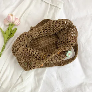 Borsa tote all'uncinetto marrone con motivi floreali colorati e stile estivo da spiaggia