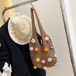 Borsa tote da spiaggia fatta a mano all'uncinetto con fiori 3D colorati