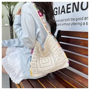 Vue détaillée du sac cabas au crochet fait main avec motifs de fleurs de soleil colorées