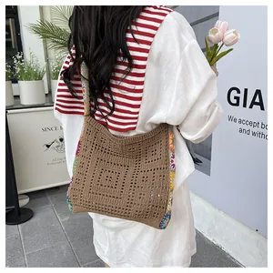 Sac bandoulière marron au crochet avec motifs géométriques pour look de plage d'été