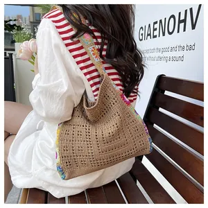 Détail d'un sac cabas en crochet marron orné de fleurs colorées faites à la main