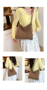 Détail d'un sac cabas au crochet marron avec bandoulière à fleurs colorées