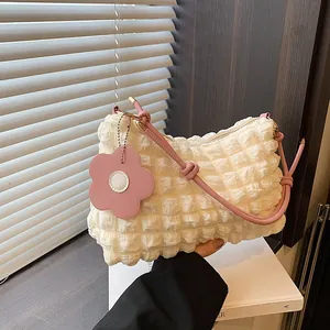 Sac Sous le Bras Femme Texture Popcorn Tissu à Bulles Avec Pendentif Floral Sac à Épaule en Coton Doux Fermeture Éclair Sac à Main Décontracté