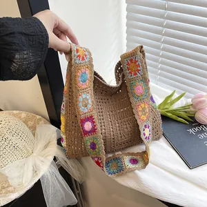 Sac fourre-tout au crochet avec maille marron et bandoulière à motifs floraux