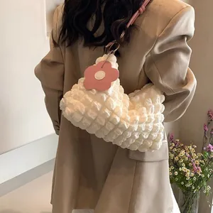Sac cylindrique blanc texture popcorn avec breloque fleur rose et bandoulière femme