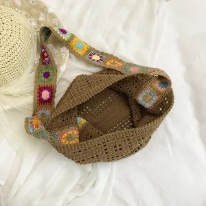 Sac à bandoulière au crochet bohème avec fleurs colorées et motif de tricot creux brun