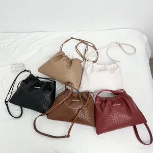 Lot de sacs seau tressés en cinq couleurs avec fermeture à cordon et bandoulière en similicuir