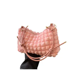 Sac à main rose texture bulle avec charme floral et anneaux dorés pour femmes