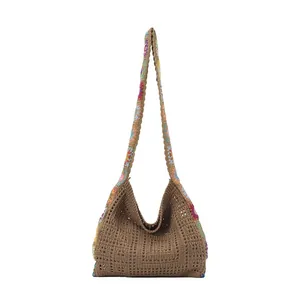 Grand sac cabas en crochet marron avec bandoulière fleurie colorée pour vacances d'été