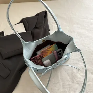 Sac fourre-tout bleu clair à motif nœuds avec espace pour essentiels quotidiens