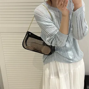 Sac bandoulière en maille noire transparente avec chaîne dorée et zip élégant