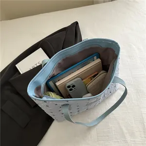 Borsa tote celeste a pois con fiocchi e ampio scomparto interno per oggetti quotidiani